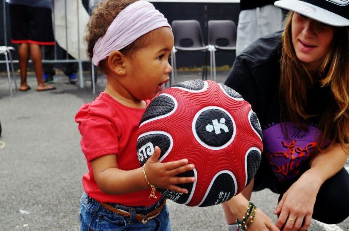 Un tout-petit tient un ballon