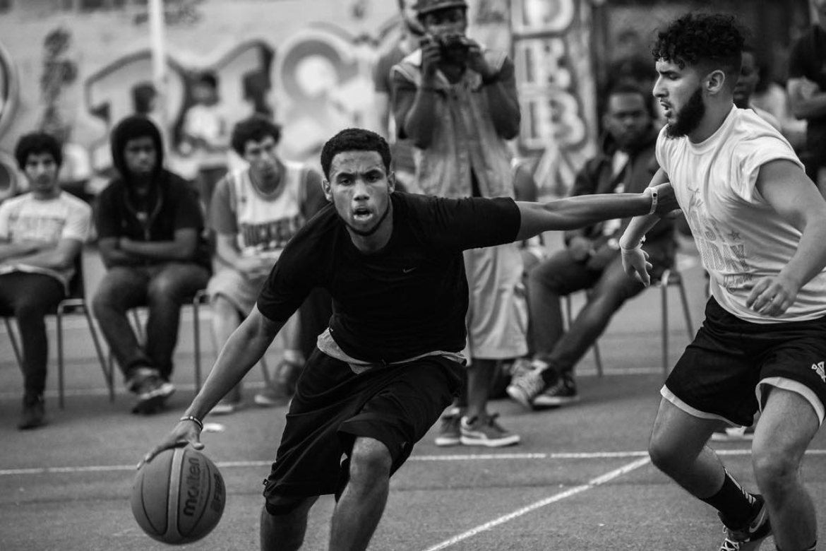 Un joueur en plein dribble