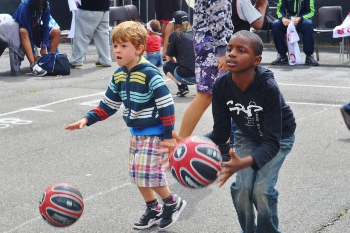 Deux enfants dribblent