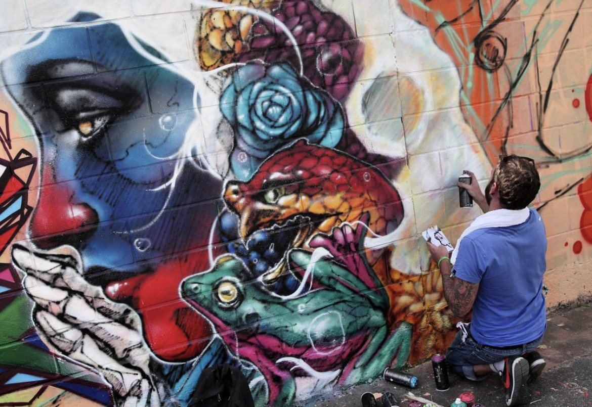 Une fresque en cours de réalisation