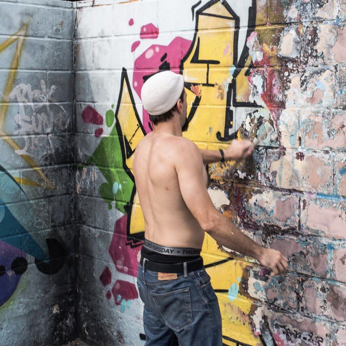 Un graffeur au travail