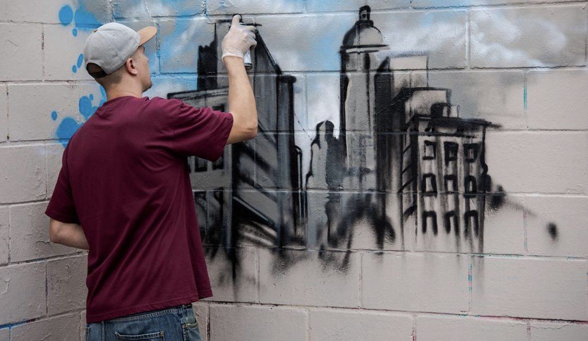 Un graffeur peint une ville