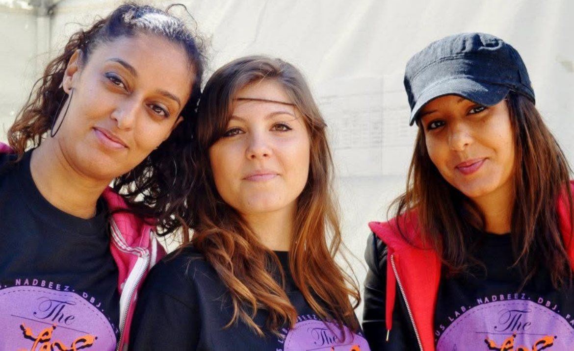 Trois bénévoles souriantes